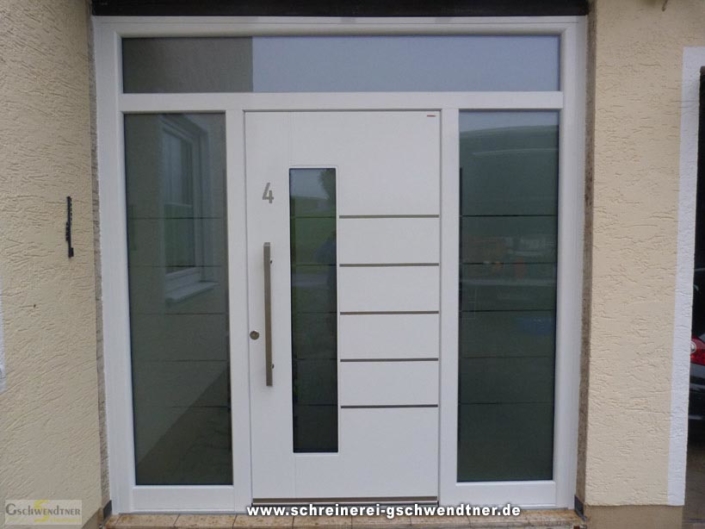 109b-moderne-haustuer-mit-seitenelementen-aus-satinierten-glas-und-oberlichte