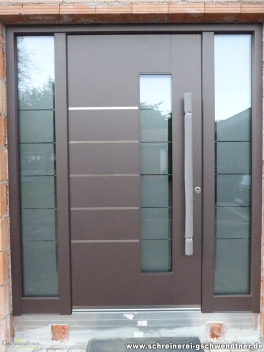 111-moderne-haustuer-mit-zwei-seitenteilen-aus-glas