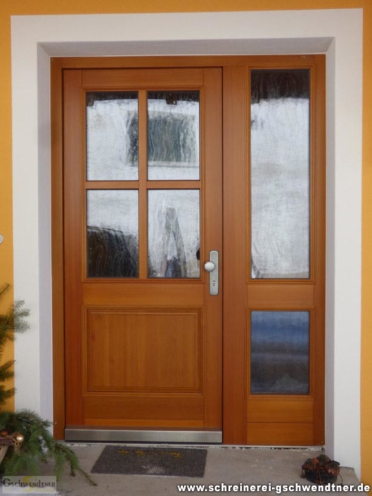 121-haustuere-aus-holz-mit-seitenteil