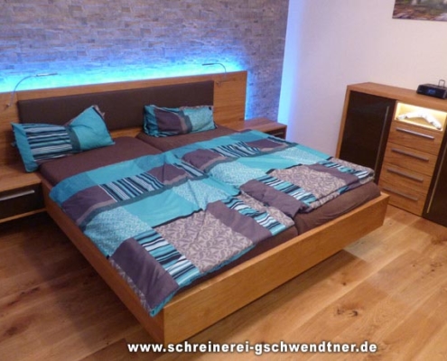 028-bett-in-eiche-mit-indirekter-beleuchtung schlafzimmer