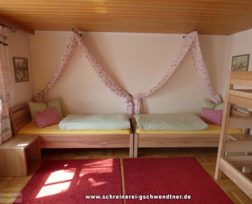 031-schlafraum-mit-holz