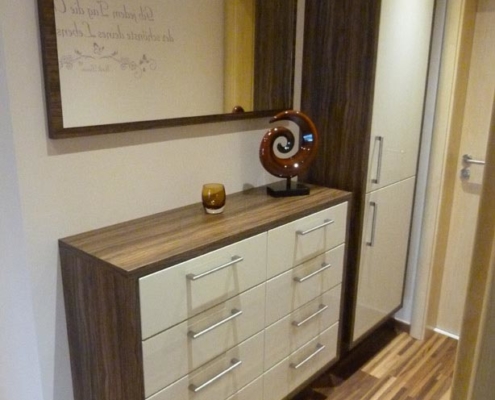 046-garderobe-mit-spiegel-und-schrank