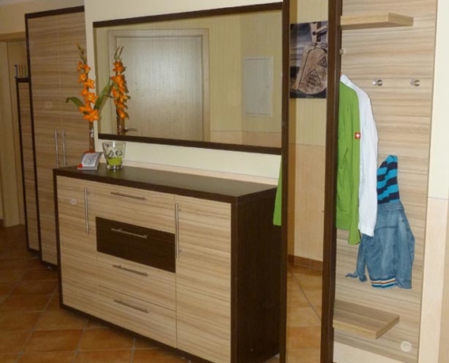 050-garderobe-mit-spiegel