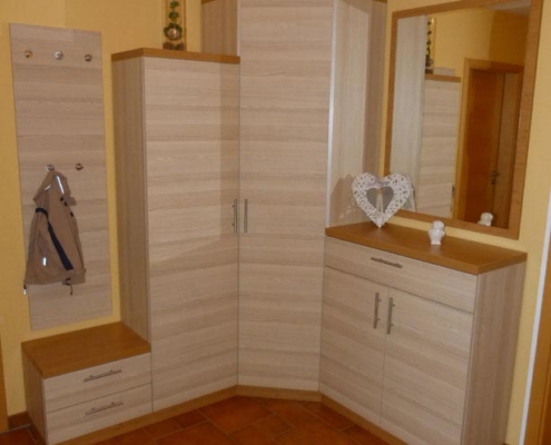 055-garderobe-mit-eckschrank