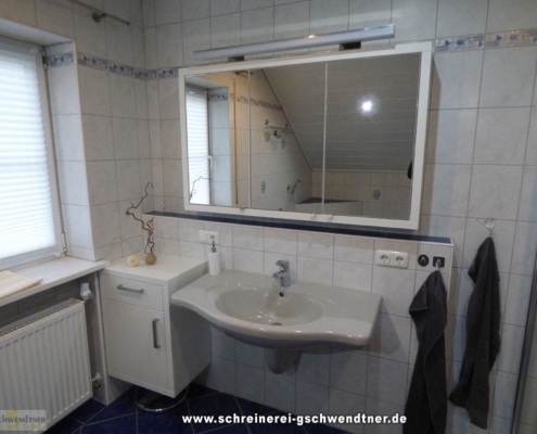 059-badschrank-in-decorweiss