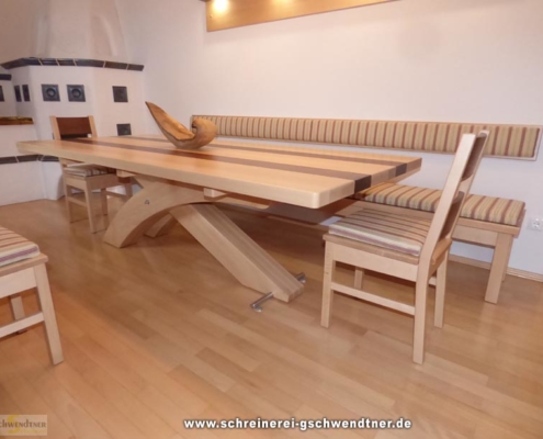 072b-esstisch-mit-geschwungenen-füssen-in-buche
