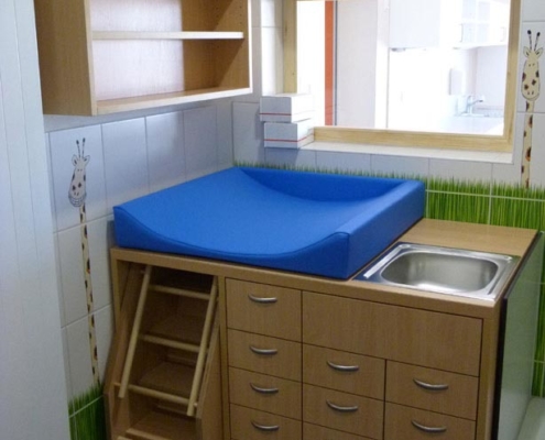 001d-wickeltisch-mit-waschbecken-holz