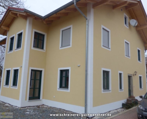 025-fenster-in-fichte-grün-lackiert