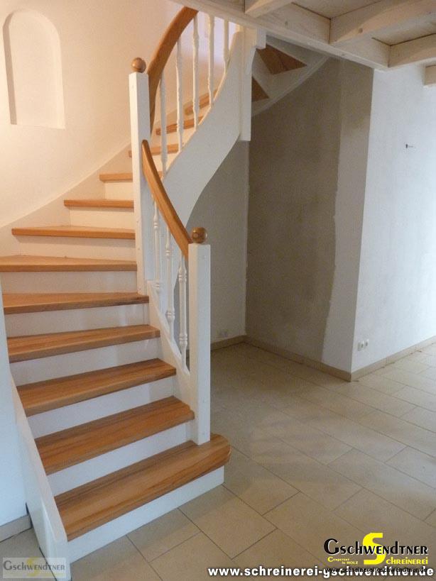 029b-holztreppe-weiss