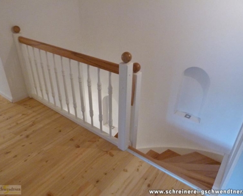 029c-holztreppe-weiss