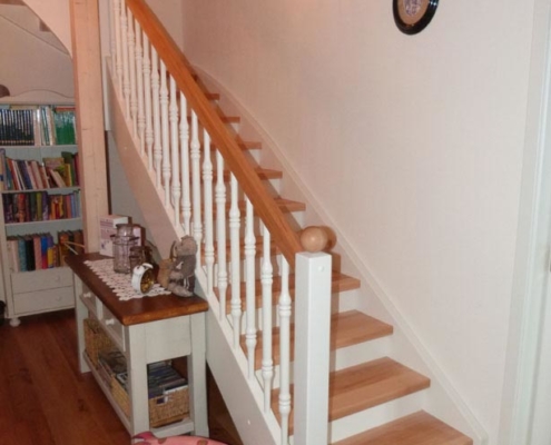 030a-holztreppe-in-weiss
