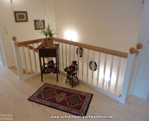 030b-holztreppe-mit-gelaender-in-weiss