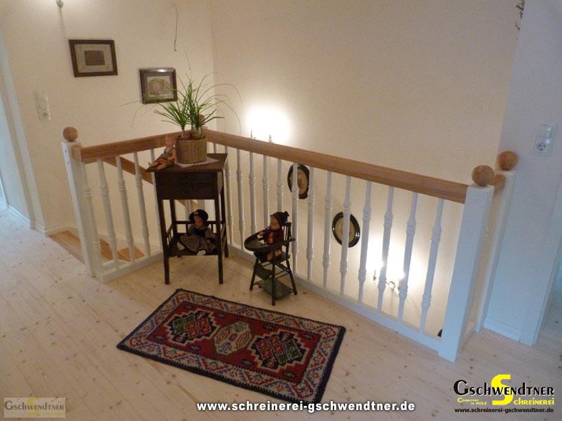 030b-holztreppe-mit-gelaender-in-weiss