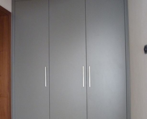 064-einbauschrank-in-lichtgrau