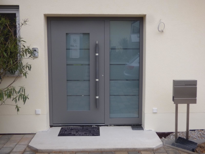 P1030239 Haustüroe Holzverkleidung