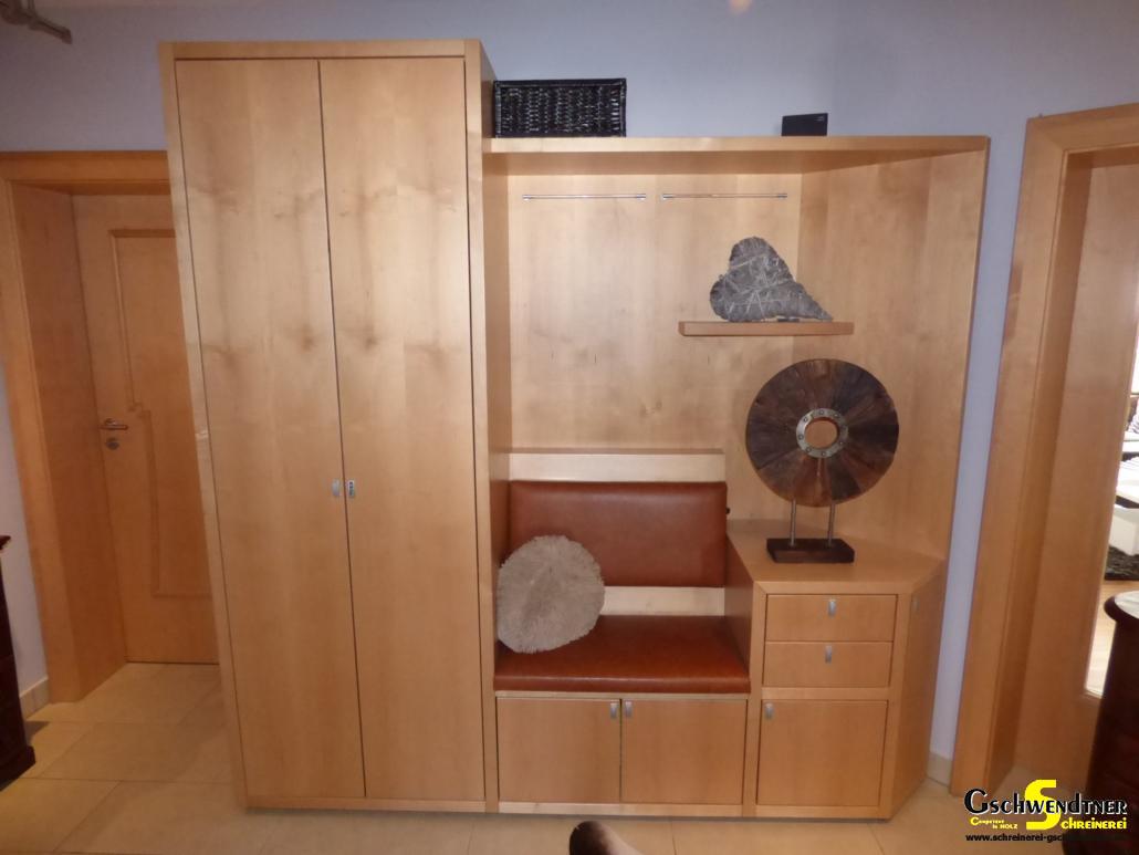 P1040035 Garderobe aus Massivholz