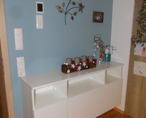 P1040084 Sideboard schwebend