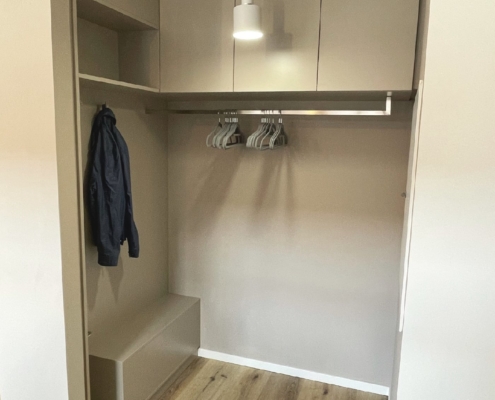 Garderobe aus Holz