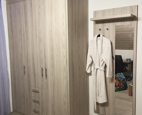 Schrank mit Garderobe