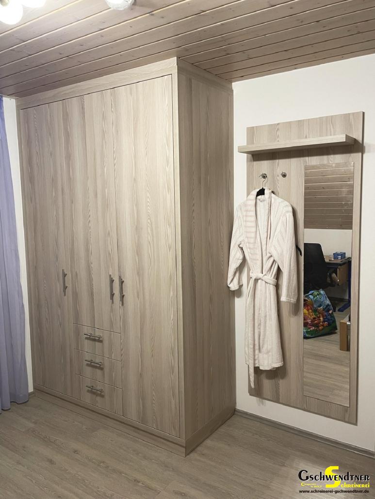 IMG_8525 Schrank mit Garderobe