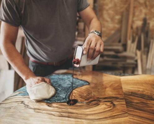 AdobeStock_245940438 Holzpflege